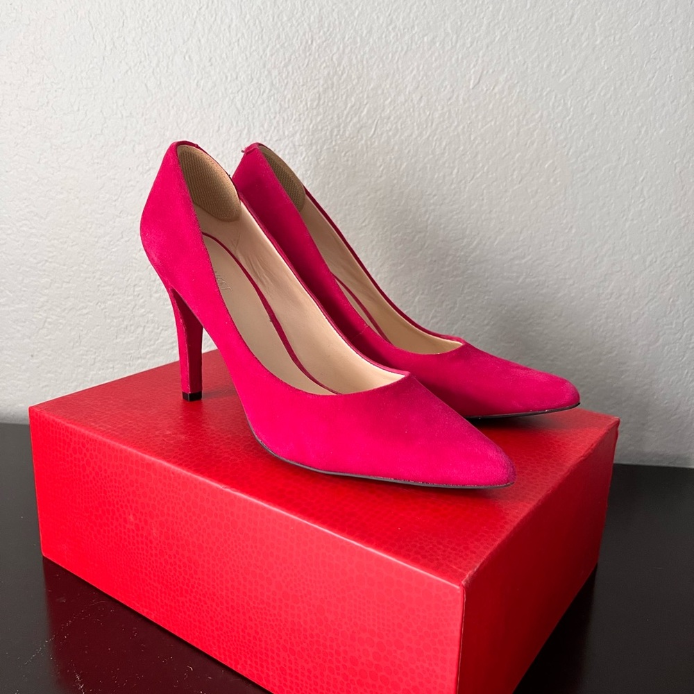 VINTAGE NINE WEST BRIGHT PINK SUEDE HEELS